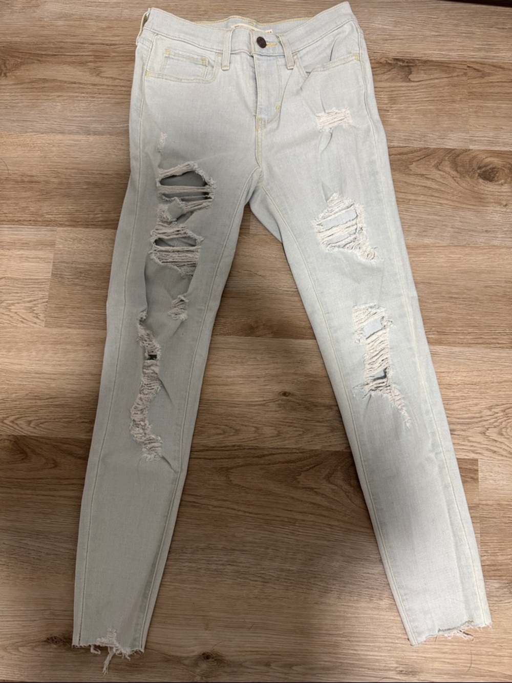 Levi’s Women Distressed Light Wash Skinny Jeans size 24
